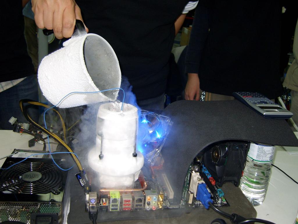 Name:  2007TaipeiITMonth_IntelOCLiveTest_Overclocking-6.jpg
Views: 60
Size:  93.3 KB